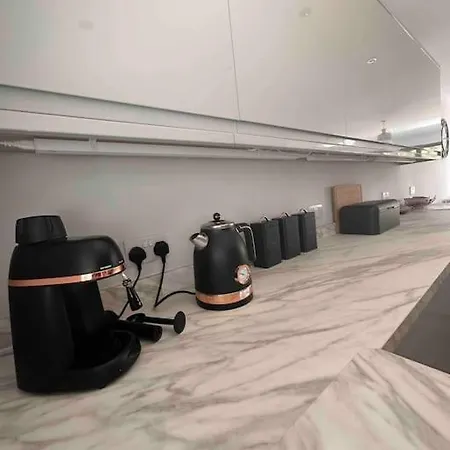 New Build, 3-bed House With Parking. 펜션