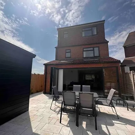 New Build, 3-bed House With Parking. 요크