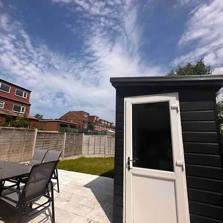 펜션 New Build, 3-bed House With Parking. *