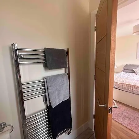 New Build, 3-bed House With Parking. 요크