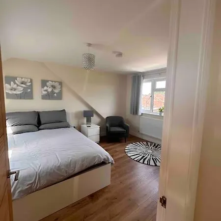 펜션 New Build, 3-bed House With Parking.