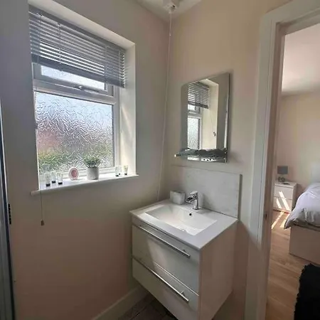 펜션 New Build, 3-bed House With Parking. *