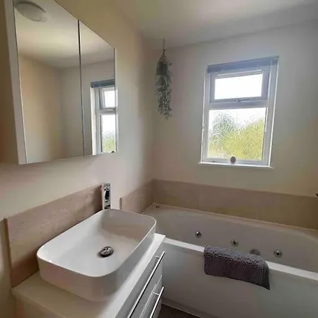 Prázdninový dům New Build, 3-bed House With Parking. *
