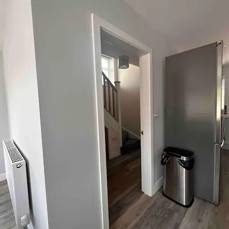 New Build, 3-bed House With Parking. Prázdninový dům