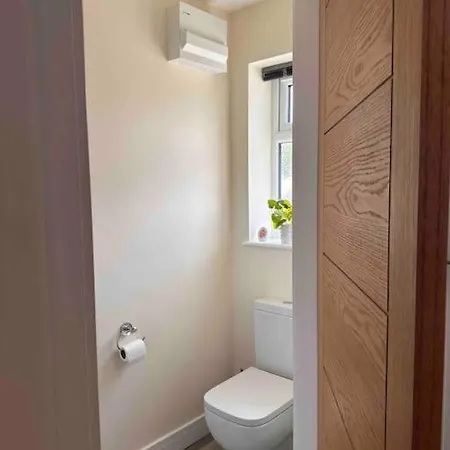 New Build, 3-bed House With Parking. Prázdninový dům *